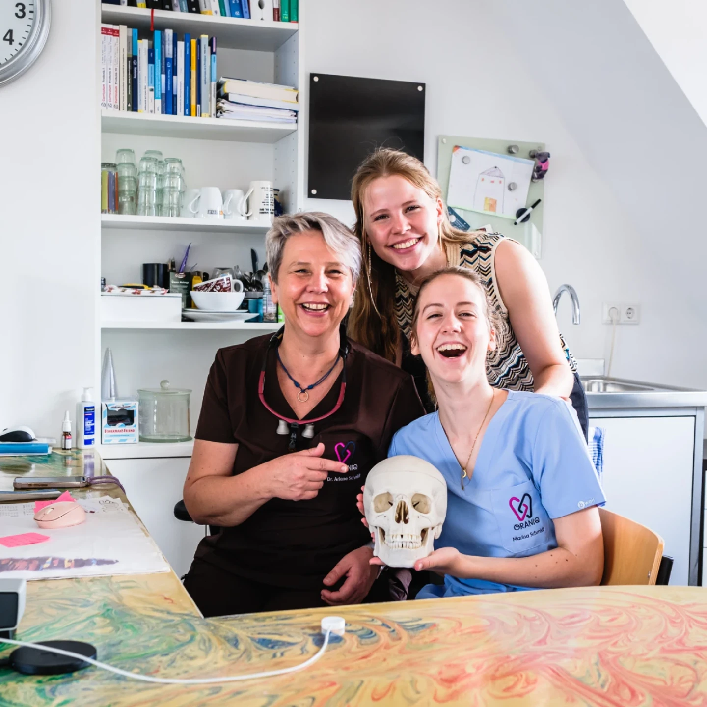 Beratungsgespr&auml;ch zwischen Zahn&auml;rztin und Patient